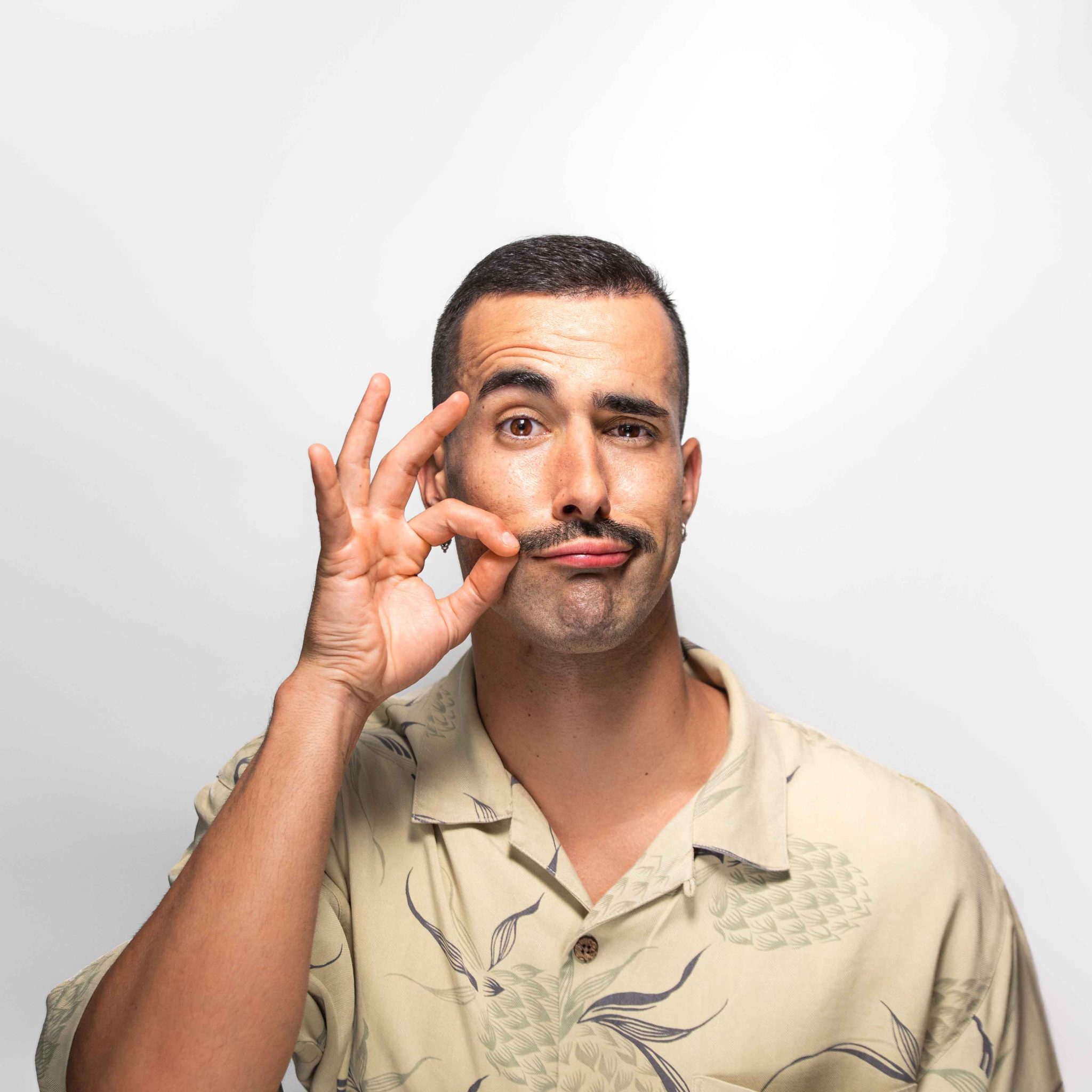 VICTOR-BIGOTE-CUADADO-BAJA